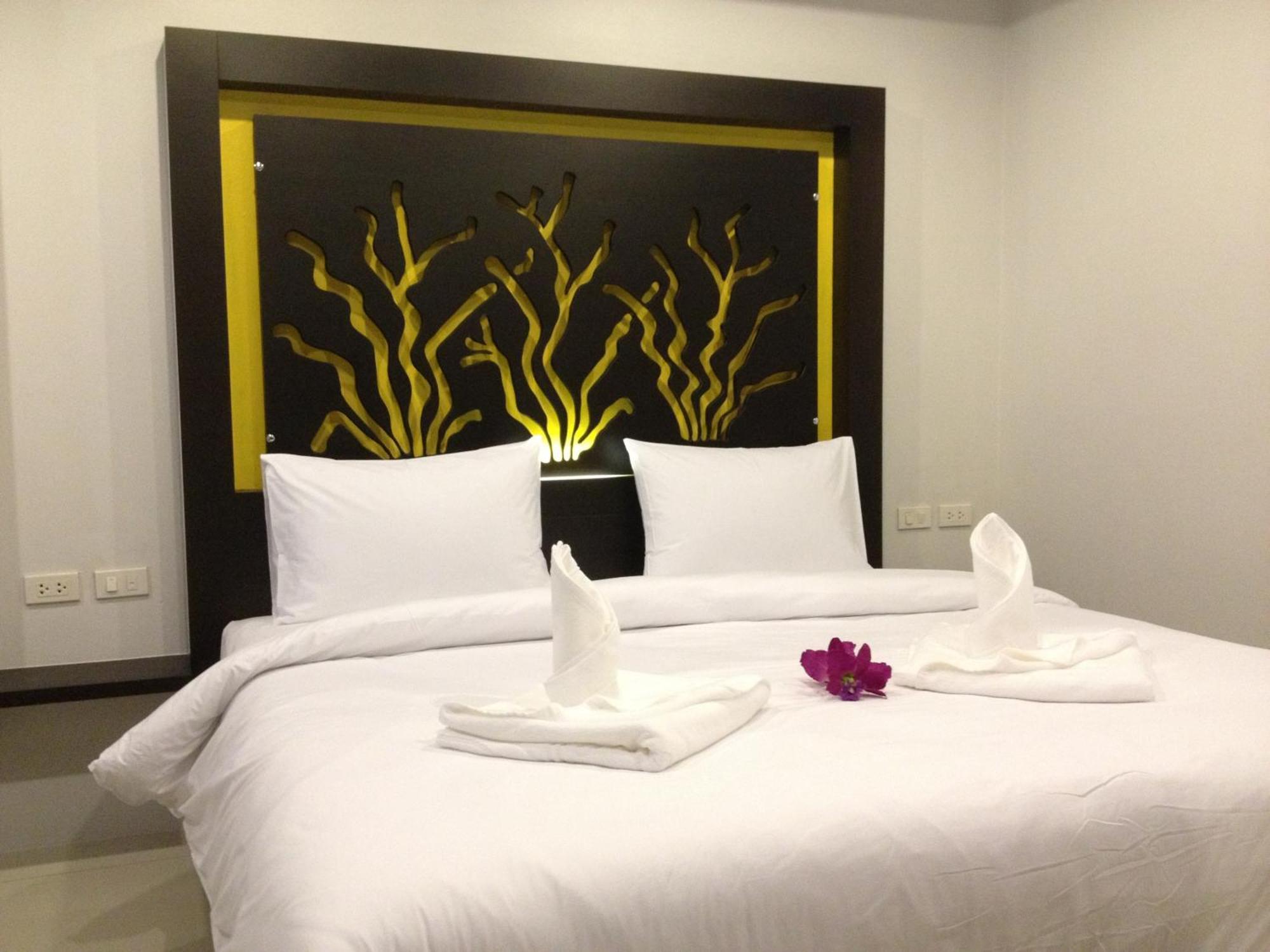 The Silk Hill Hotel Patong Exterior photo